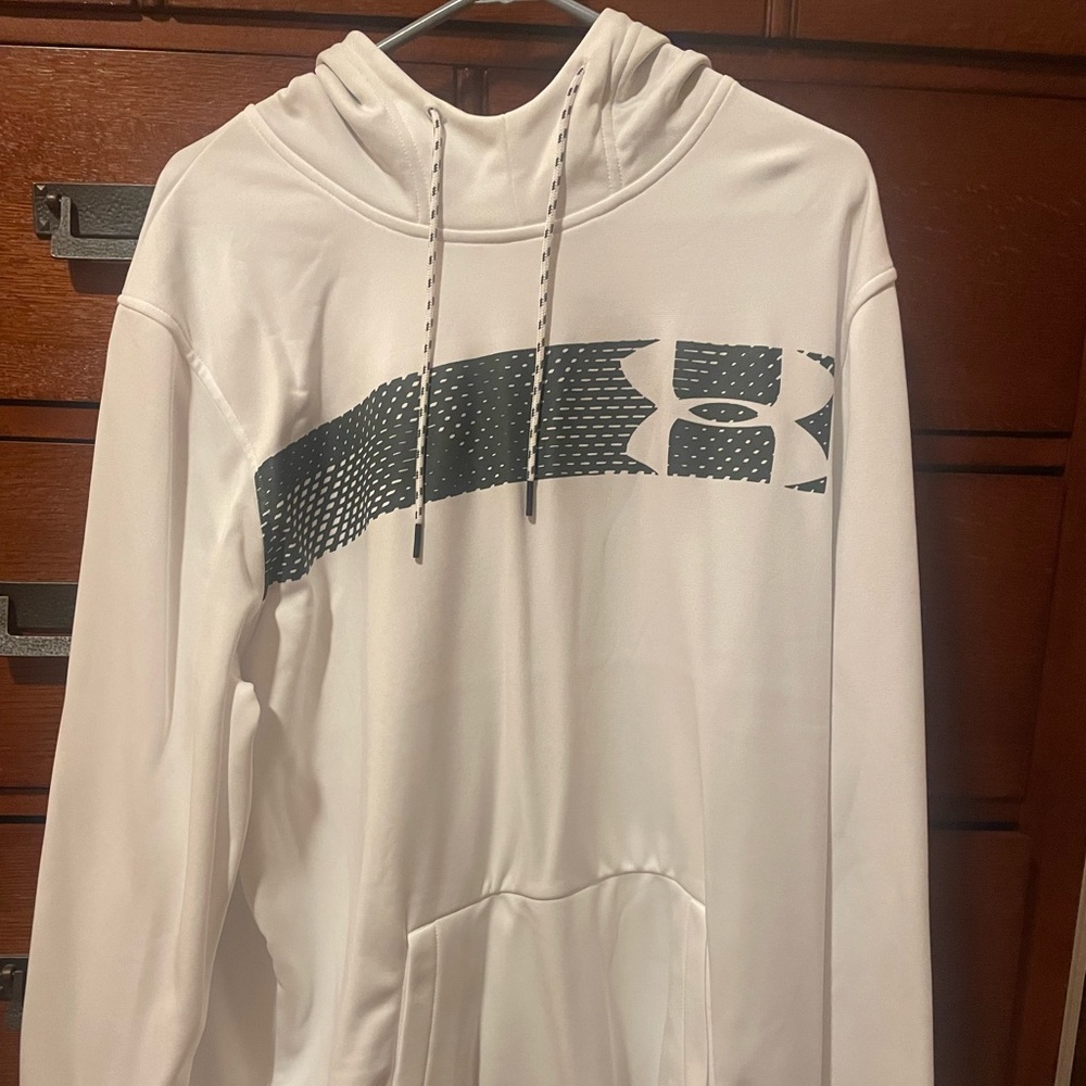 White and gray under Armour men’s 2XL sweatshirt